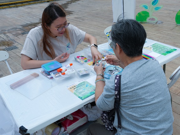 Therapists stay alongside participants through the creative process, allowing them to process their feelings at their own pace, letting emotions flow naturally between conversation and art.
