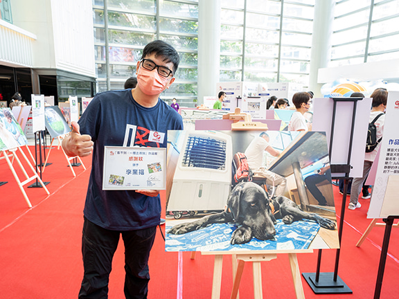 Through his exhibited work, Jack hopes to increase awareness and understanding of visually impaired people and their guide dogs so that ordinary citizens can recognise and support them where needed on the streets of Hong Kong.