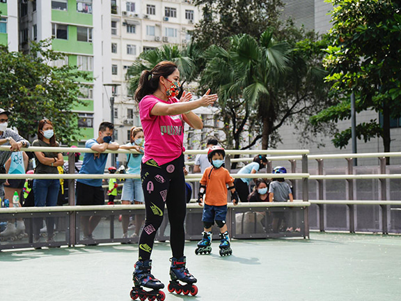 Angie Wong teaches students roller skating