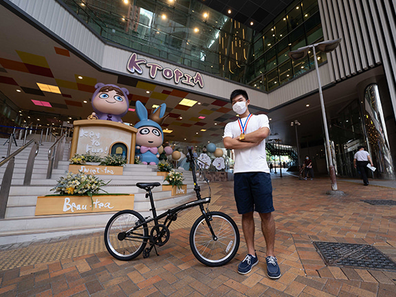 HOSLAM, the district winner from Lam Tin would always go head to head with his friends on the bicycle, which has helped him develop a strong physique. His keys to winning were perseverance and willpower.