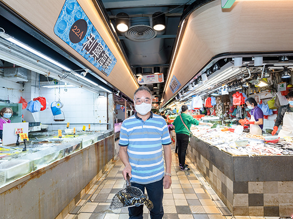 利興海鮮共有兩檔，分別在通道兩旁。老闆劉舒暢根據客人要求，「左右開弓」為客人細心挑選。