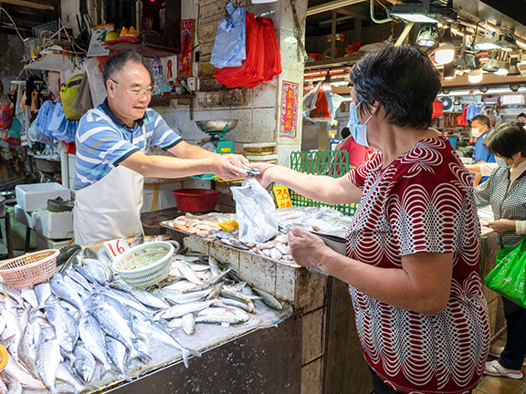 Because of his friendliness and honesty over the years, Lau Shu-cheong has built strong relationships with his regular customers.