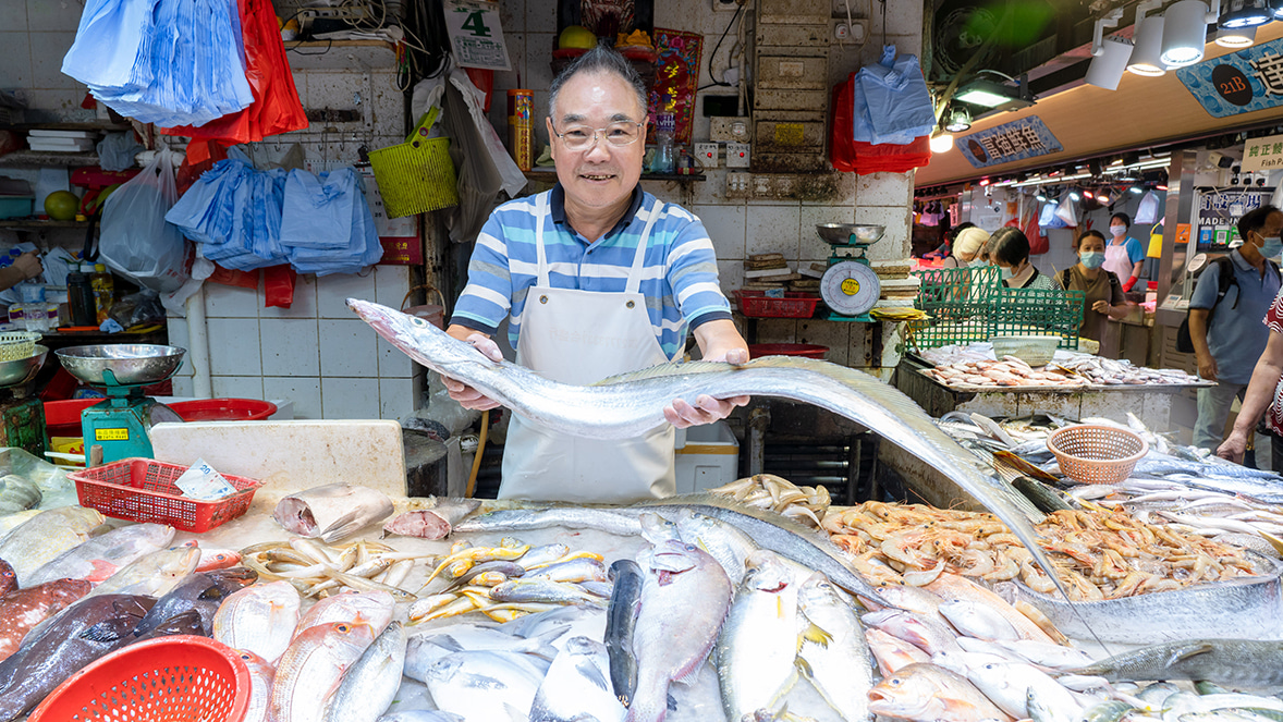 坐落觀塘半山的秀茂坪，有一家主打街坊生意的街市魚檔 —利興海鮮，賣冰鮮魚也賣海鮮。《823頻道》訪問了老闆劉舒暢，讓他道出檔口十多年來的轉變。