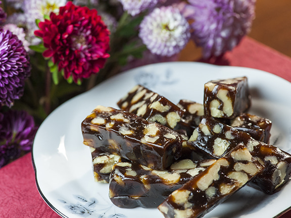 Southern date and walnut cake is not a pastry, but a soft candy.