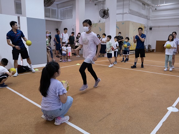 Dodgeball benefits children's physical and mental development, and is an ideal family activity.