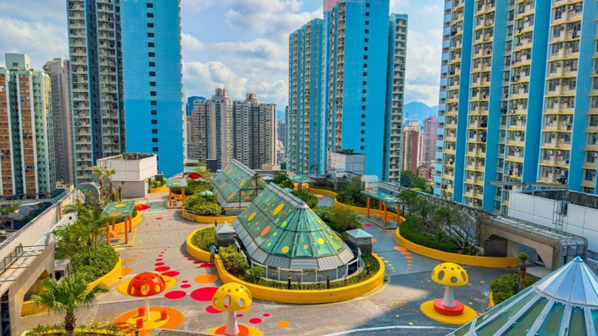 The outdoor Tsz Wan Shan Playground at Link's Tsz Wan Shan Shopping Centre has been completely revitalized, now featuring a vibrant design theme of bold colours and playful polka dots. With a variety of upgraded play facilities, it offers children an exciting new place to explore and enjoy.