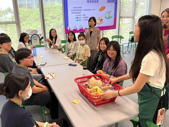 「永續餸愛」青年大使經過一系列服務學習及專業培訓，於惜食堂「粒粒皆辛館」、校園和社區等，推廣「惜食」和「關愛」。