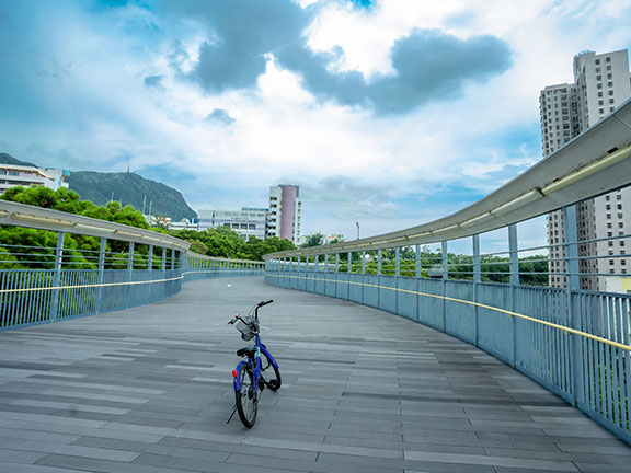 Po Kong Village Road Park features an elevated, looped cycling track