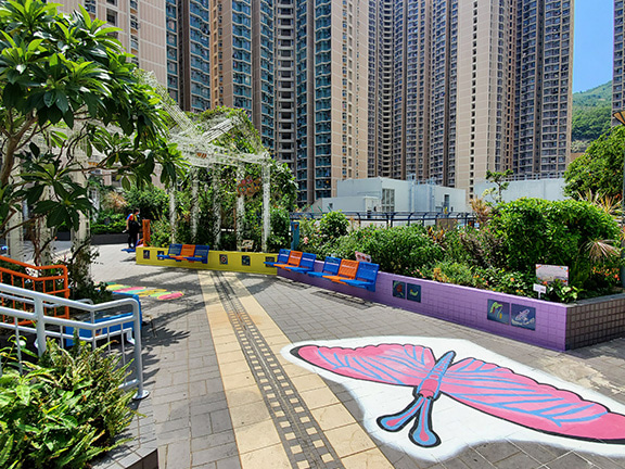 彩明蝴蝶園附近住宅林立，Sharon因此於地下畫上大型蝴蝶，希望居民從家中也能發現蝴蝶園所在。