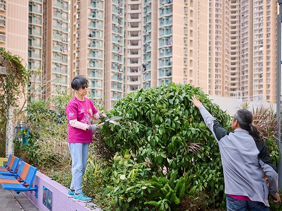 Under the guidance of her instructor, Mrs Kuen enhances the garden’s greenery.