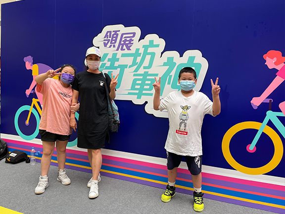 Ms. Fu brought her children to join “Tour de LINK” in Tin Yiu Plaza.