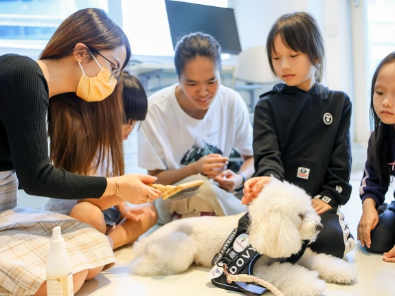 SEN孩童樂於跟治療犬相處。