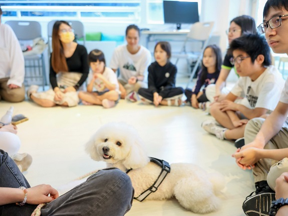 治療犬遇上孩童，大家也樂融融。