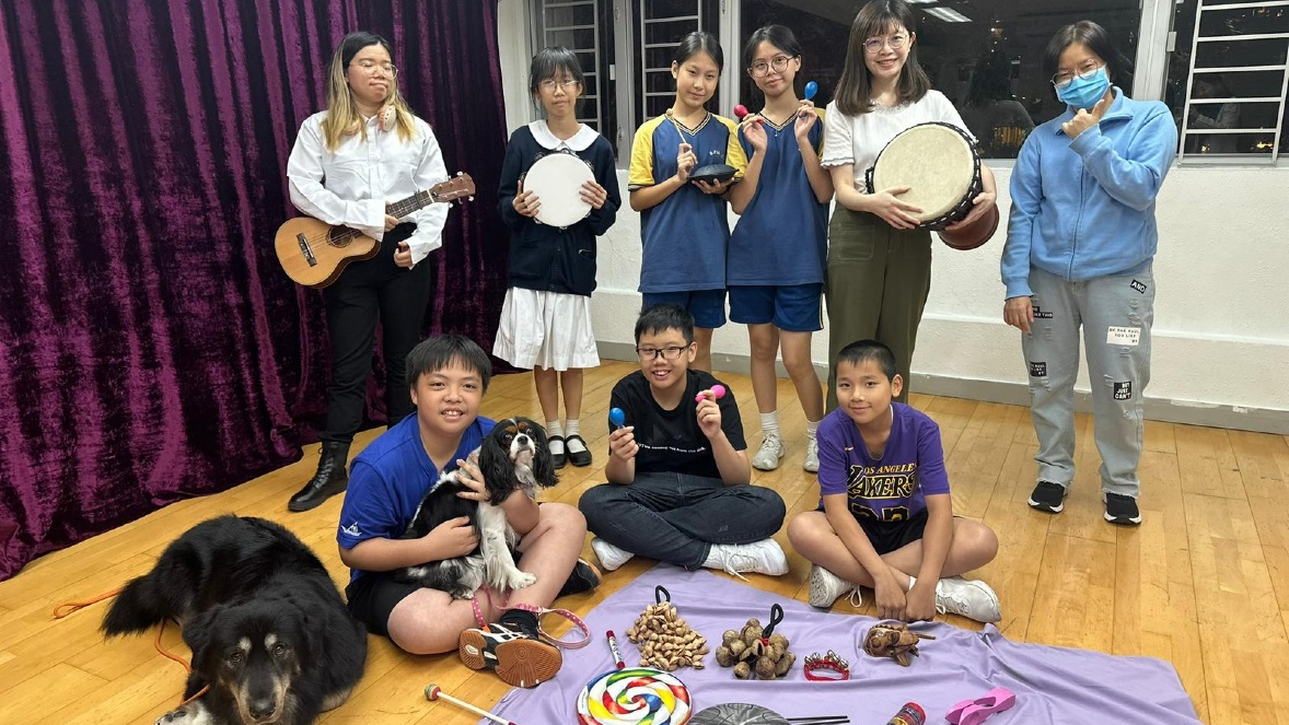 Link Together Initiatives supported Rise Wise Foundation’s “Animal Assisted Art and Music Therapy for Underprivileged Special Educational Needs (SEN) Youth” programme. By integrating therapy dogs with art and music therapy, the initiative promotes the emotional well-being and psychological development of underprivileged SEN youth.