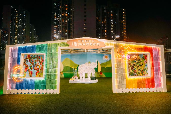 In August, the egg carton façade of the Forest-themed Art Gallery turns into a glowing instagrammable spot and light up the Sky Garden in the evening.