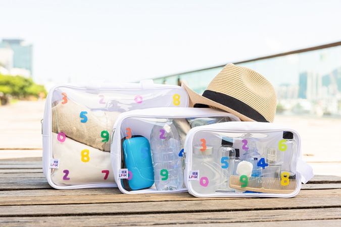 The high-quality travel kit set features vibrant patterns that reflect SOU・SOU’s harmonious fusion of tradition and modernity.