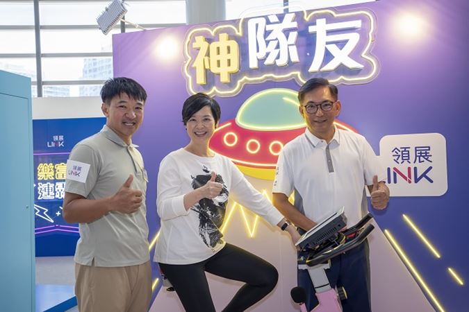 Link’s Chief Executive Officer George Hongchoy, Secretary for Housing Winnie Ho and Hong Kong cycling legend Wong Kam-po join the race at the ceremony.