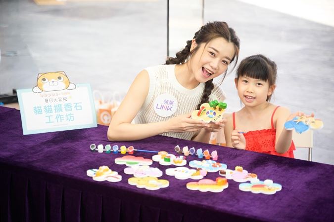 Shoppers can create their own unique aroma stones inspired by cats and summer themes at the Cat Aroma Stone Workshop.