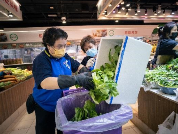 Link arranges for cleaning staff to collect food waste from fresh market tenants, before it is transported to O.PARK1 for recycling and conversion into electricity.