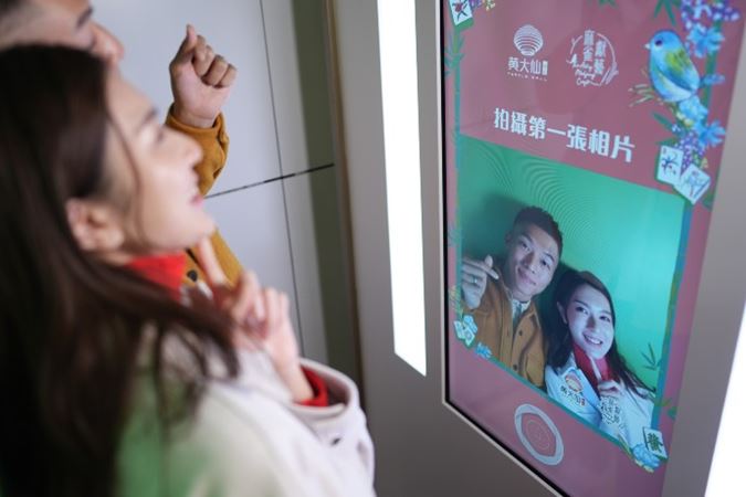 Link members with a machine-printed receipt of a same-day e-spending of $50 or above can enter the “Love in a Tile” WhatsApp sticker booth to create Fai Chun stickers combining self-provided images with auspicious messages and frames of their choice!  